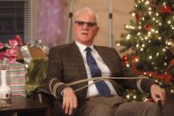 Community – Der hinterlistige Professor Cornwallis (Malcolm McDowell) hat sichtlich Spaß daran die Mitglieder der Lerngruppe gegeneinander auszuspielen. Doch wie weit werden die Freunde für eine gute Note tatsächlich gehen?; Der hinterlistige Professor Cornwallis (Malcolm McDowell) hat sichtlich Spaß daran die Mitglieder der Lerngruppe gegeneinander auszuspielen. Doch wie weit werden die Freunde für eine gute Note tatsächlich gehen?