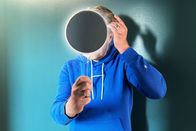 Puls – Puls Narzissmus – Die toxische Seite der schillernden Persönlichkeit Mann vor Spiegel Copyright: SRF