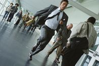 Paycheck - Die Abrechnung – Jennings (Ben Affleck) ist auf Flucht mit einem wertvollen Kuvert.