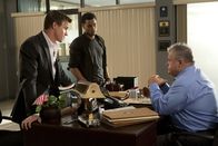 Common Law – Als ein Cop bei einem Einsatz angeschossen wird, werden Travis (Michael Ealy, M.) und Wes (Warren Kole, l.) von Captain Sutton (Jack McGee, r.) damit beauftragt, den Täter zu fassen ...
