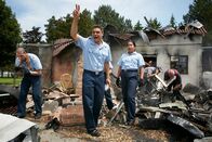Mayday - Alarm im Cockpit – Bei dem grausamen Absturz des TAM Fluges 402 sterben alle Passagiere und drei weitere Menschen am Boden, als das Flugzeug kurz nach dem Start in ein Wohngebiet stürzt. Der Ermittler Carlos Da Conceicao (Daniel Della Penna, M.) untersucht, ob technische Probleme der Grund sein können und erkennt schließlich, dass nur ein Zusammenspiel aus technischem und menschlichem Versagen die Ursache sein kann ...