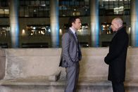 APB – Gideon Reeves (Justin Kirk, l.); Mayor Michael Campos (Nestor Serrano, r.)