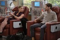 B Positive – Samantha (Briga Heelan, l.); Drew Dunbar (Thomas Middleditch, r.)