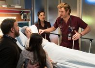 Chicago Med – Chicago Med Im Zwiespalt - Choices Staffel 1, Episode 9 Er versucht alles um die Todkranke zu retten: Ross Kimball als Sal Baker (VG links), Eva Kaminsky als Sal Baker (im Krankenbett), im HG: Torrey DeVitto als Dr. Natalie Manning, Nick Gehlfuss als Dr. Will Halstead