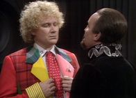 Doctor Who Classics – Der Doktor (Colin Baker, l) und Master (Anthony Ainley)