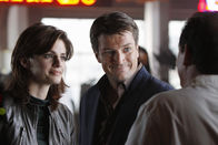 Castle – Ein junger Mann wird tot mit einem Holzpflock im Herz auf einem Friedhof gefunden. Richard Castle (Nathan Fillion, r.) und Kate Beckett (Stana Katic, l.) begeben sich auf Spurensuche.