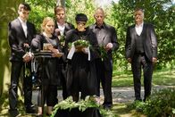 In aller Freundschaft – v.l.: Jonas Heilmann (Anthony Petrifke); Lisa Schroth (Ella Zirzow); Jakob Heilmann (Karsten Kühn); Charlotte Gauss (Ursula Karusseit); Otto Stein (Rolf Becker); Roland Heilmann (Thomas Rühmann)