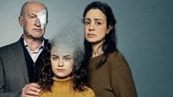 Unseen – Laurence Decondé (Myriem Akheddiou, r.) und ihr Vater Victor Decondé (Luc van Grunderbeeck) sorgen sich um Lily (Elisa Echevarria).