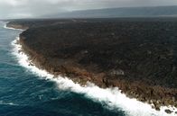 Leben mit Vulkanen – Der Mauna Loa auf Hawaii ist der größte aktive Vulkan der Welt. Seine gigantischen Ausmaße sind verantwortlich für eine oft unterschätzte Gefahr: Die instabilen Bergflanken können ins Meer abrutschen und einen Mega-Tsunami auslösen.