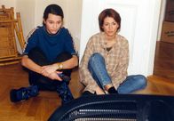 In aller Freundschaft – Alina (Alissa Jung, links) zieht mit Vladi und ihrem Sohn Jonas in eine gemeinsame Wohnung. Doch Vladi läßt sie und Pia (Hendrikje Fitz) wegen einer Patientin in der Sachsenklinik auf den Kisten sitzen.