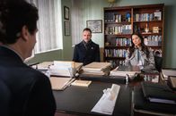 Elementary – Als Holmes (Jonny Lee Miller, l.) und Watson (Lucy Liu, r.) selbst Ermittlungen aufnehmen, um herauszufinden, welche Verbindung zwischen ihm und der Toten tatsächlich bestand, stoßen sie schon bald auf merkwürdige Hinweise ...