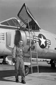 Apollo 1 - Die wahre Geschichte – Hier ist Gus Grissom vor seiner Convair F-102 zu sehen: Er flog im Koreakrieg 100 Kampfeinsätze für die US Air Force.