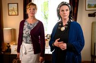 Meine Mutter ... – Die Mütter Luise (Sabine von Maydell, re.) und Heidi (Margarita Broich) haben wenig gemeinsam.