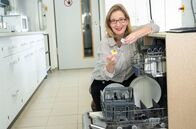 Der Haushalts-Check – In rund Dreiviertel aller deutschen Haushalte steht sie - die Spülmaschine. Von Smart Start Technology über Steuerung per App, Deutschlands bekannteste Hauswirtschaftsmeisterin Yvonne Willicks findet heraus, was es Neues auf dem Spülmaschinenmarkt gibt.