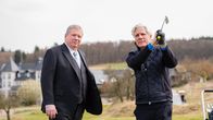 Der Staatsanwalt – Der Golflehrer Oliver Merez (Philippe Brenninkmeyer), der in seinem Hotelzimmer überfallen wurde, geht von einem missglückten Raub aus. Doch Staatsanwalt Bernd Reuther (Rainer Hunold, l.) vermutet mehr hinter dem Überfall.