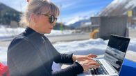 Puls – Puls Work-Life-Balance: Arbeit und Freizeit trennen oder verschmelzen? Daniela Lager am Notebook im Schnee Copyright: SRF