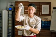 neoriginal: Hungry – Cateringmann Tim (Felix Lobrecht) versucht mit Humor, die Stimmung zu heben.