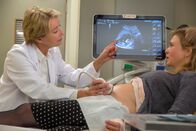 Bridget Jones' Baby – Dr. Rawling (Emma Thompson, l.) offenbart Bridget (Renée Zellweger), dass sie schwanger ist. An und für sich eine schöne Sache - allerdings weiß sie nur mit fünfzigprozentiger Wahrscheinlichkeit, wer der Vater ist...