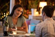 Death in Paradise – DS Florence Cassell (Joséphine Jobert) und DI Neville Parker (Ralf Little) lernen sich bei einem gemeinsamen Abendessen näher kennen. Doch der Fall lässt die Ermittlerin nicht los.
