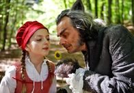 Rotkäppchen – Rotkäppchen (Amona Aßmann) und der böse Wolf (Edgar Selge).