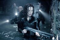 Underworld: Evolution – Nachdem sie den Vampir-Ältesten Viktor getötet hat, und die Gegner ihr nach dem Leben trachten, sieht Vampirin Selene (KATE BECKINSALE) nur einen Ausweg aus ihrer prekären Lage: Sie will Vampirkönig Marcus ihr Schicksal in seine Hände legen. Ein fataler Fehler ...