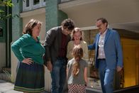 Danowski - Blutapfel – Adam Danowskis (Milan Peschel, r.) Familie begrüßt seinen Freund und Kollegen Finzi (Andreas Döhler, 2.v.l.). Danowskis Frau Leslie (Bettina Stucky, l.) und seine Töchter Martha (Maggie Salomon, 2.v.r.) und Stella (Momo Beier, M.) freuen sich über den Besuch.