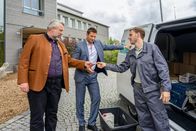 Die Rosenheim-Cops – Die Kommissare Stadler (Dieter Fischer, l.) und Hansen (Igor Jeftić, M.) befragen im Rahmen ihrer Ermittlungen Timo Ritter (Jonas Brachmann, r.).