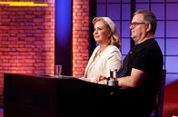 Wer weiß denn sowas? – Moderatorin Marijke Amado (l.) bilden ein Rateteam.