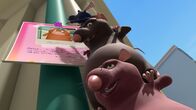 Die Muskeltiere – Den Ratten ist Bernhards Such-Plakat ein Dorn im Auge.