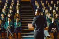 Black Earth Rising – Kate (Michaela Coel) führt die Arbeit weiter, die ihre Mutter angefangen hat. Dabei heften sich auch die alten Verfolger ihrer Mutter an ihre Fersen.