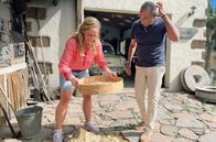 Wunderschön! – Alcibiades Garcia (r) zeigt Tamina Kallert wie man Gofio-Mehl mit historischen Gerätschaften herstellt.