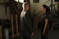 Navy CIS – Tony, McGee und Abby nehmen Ziva (Cote de Pablo, r.) mit offenen Armen auf, doch Gibbs (Mark Harmon, l.) bleibt ihr gegenüber nach wie vor misstrauisch ...
