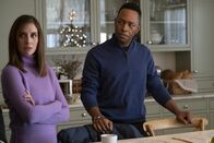 Happiest Season – Sloane (Alison Brie, l.); Eric (Burl Moseley, r.)