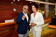 Das Traumschiff – Roland (Jophie Ries) möchte mit Hilfe von Hanna (Barbara Wussow) seine Frau Ilona beeindrucken.