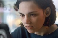 Was am Ende bleibt – Leo (Sara Serraiocco) telefoniert mit ihrem Bruder.