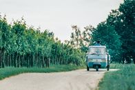 Sommer auf drei Rädern – Mit einem geklauten italienischen Mopedauto begeben sich Flake (Jakob Schmidt, li.), Kim (Emma Floßmann) und Philipp (Daniel Rodic, hi.) auf einen Roadtrip zum Bodensee.