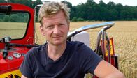 Kesslers Expedition – Michael Kessler und Tuk Tuk auf einem Feld zwischen Ratzeburg und Lübeck.