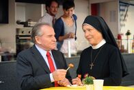 Um Himmels Willen – Die Rieders erhalten eine Genehmigung für ihren Imbisswagen und alle sind glücklich. Wöller und Schwester Hanna genießen eine Currywurst (v.li.: Fritz Wepper, Marian Meder, Henriette Richter-Röhl, Janina Hartwig).