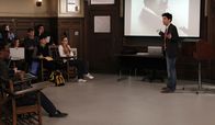How I Met Your Mother – Während Barney ein ganz besonderes Erlebnis hat, klären sich Ted (Josh Radnor, r.), Lily, Robin und Marshall über ihre Bildungslücken im Leben auf ...