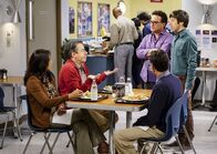 The Big Bang Theory – Leonard (Johnny Galecki, hinten l.) und Howard (Simon Helberg, hinten r.) brauchen bei einem Projekt die Unterstützung von Kripke (John Ross Bowie, 2.v.l.). Unterdessen erfährt Bernadette, dass Ruchi (Swati Kapila, l.) ihr im Büro das Wasser abgräbt, während sie Bettruhe halten muss ...