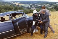 Fantomas – Starreporter Fandor (Jean Marais, Mitte) und Kommissar Juve (Louis de Funès) lassen sich von ihren Handschellen befreien.