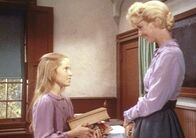 Unsere kleine Farm – Mit Hilfe ihrer Lehrerin Miss Beadle (Charlotte Stewart, r.) bereitet sich Mary (Melissa Sue Anderson, l.) auf die Prüfung vor.