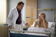 In aller Freundschaft – Martin Stein (Bernhard Bettermann) war zur richtigen Zeit am richtigen Ort. Seine Tochter Marie (Henriette Zimmeck) hat bei der Wohnungsrenovierung einen Stromschlag bekommen. Marie ist ihm dankbar, macht ihm aber auch klar, dass sie in dem Alter ist, in dem ihr Vater nicht immer da sein kann und das will sie auch gar nicht. Für Martin ist der Abnabelungsprozess seiner Tochter schwerer als vermutet.