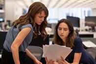She Said – Hartnäckige Ermittlerinnen, v.li.: Carey Mulligan als Megan Twohey, Zoe Kazan als Jodi Kantor