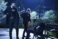 FBI: Special Crime Unit – Special Agent Omar Adom 'OA' Zidan (Zeeko Zaki, l.); Special Agent Nina Chase (Shantel VanSanten, Mitte)