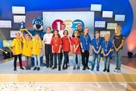1, 2 oder 3 – Piet Flosse, Liam und Martha, Elton, die Rateteams aus Lichtenberg/Österreich, Edinburgh/Schottland und Bielefeld/Deutschland mit Kamerakind Kira aus Edinburgh/Schottland.