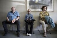 Cry Wolf – Von links: Lars (Bjarne Henriksen), Holly (Flora Ofelia Hofmann Lindahl) und Dorte (Lone Rødbroe) warten auf die Anhörung.
