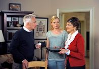 Rote Rosen – ARD ROTE ROSEN FOLGE 1288 Uhr im ERSTEN. Thomas (Gerry Hungbauer, l.) fühlt sich um sein Leben betrogen und macht Johanna (Brigitte Antonius, r.) bittere Vorwürfe, dass sie und sein Vater damals sein Studium verhindert haben (mit Kim-Sarah Brandts).