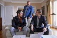 Die Rosenheim-Cops – Die Kommissare Hansen (Igor Jeftic, r.) und Hofer (Joseph Hannesschläger, M.) konfrontieren Karsten Brunner (Dirk Moritz, l.) mit Beweisen, die seine Unschuld in Frage stellen könnten.