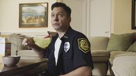 Hawaii Five-0 – Allem Anschein nach hat den Mord an den zwei Touristen ein ehemaliger Polizist begangen, doch eigentlich ist dieser seit einigen Jahren tot. Hat ein Unbekannter (Michael Weston) seine Identität angenommen?